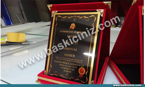 kaliteli siyah ve gold rengi plaket modeli İstanbul ve tüm illerimize Acil plaket baskısı yapmaktayız,Kaliteli ve güvenilir adrestesiniz. Acil plaket imalatı,Esenyurt plaket baskısı,Kıraç plaket baskısı,Beylikdüzü acil plaket baskısı,Haramidere plaket baskıs,Arnavutköy plaekt baskısı,Antalya plaket baskı,Muğla plaket baskı,Edirne plaket baskı,Silivri plaket baskı,Manisa plaket baskı,Turgutlu plaket baskı